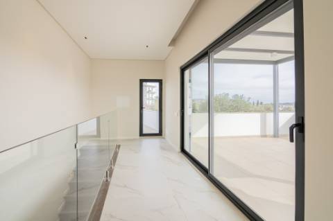 Moradia de luxo contemporânea de 4 quartos com piscina e garagem.