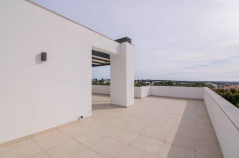 Moradia de luxo contemporânea de 4 quartos com piscina e garagem.
