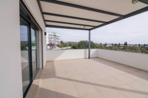 Moradia de luxo contemporânea de 4 quartos com piscina e garagem.