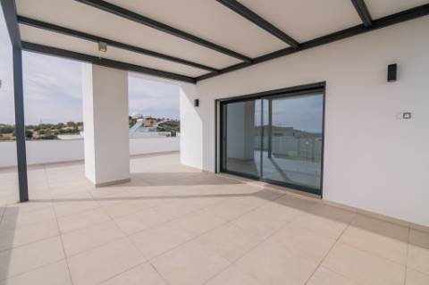 Moradia de luxo contemporânea de 4 quartos com piscina e garagem.