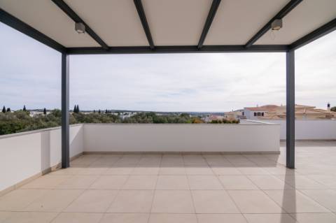 Moradia de luxo contemporânea de 4 quartos com piscina e garagem.