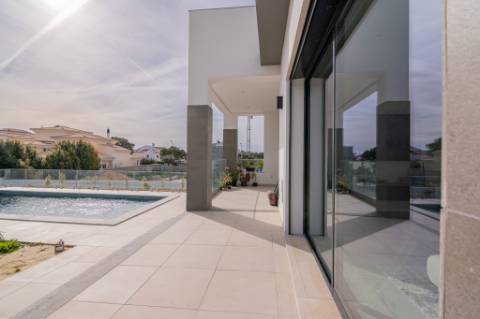 Moradia de luxo contemporânea de 4 quartos com piscina e garagem.