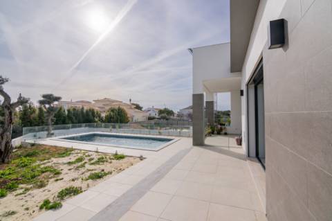 Moradia de luxo contemporânea de 4 quartos com piscina e garagem.