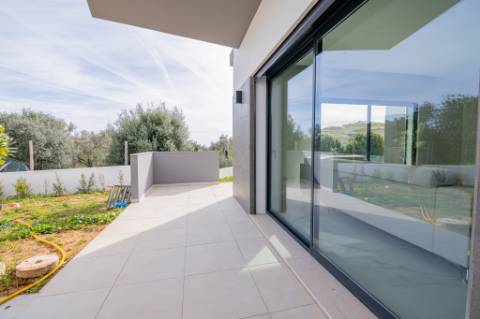 Moradia de luxo contemporânea de 4 quartos com piscina e garagem.