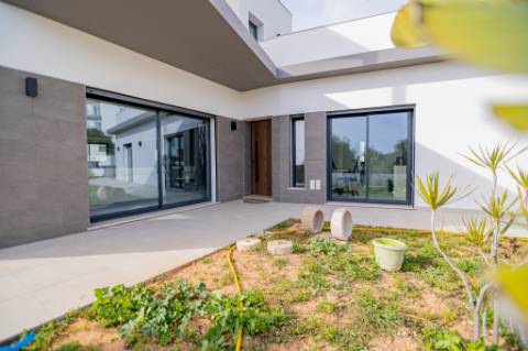 Moradia de luxo contemporânea de 4 quartos com piscina e garagem.