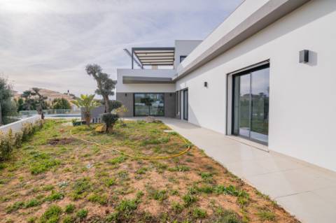 Moradia de luxo contemporânea de 4 quartos com piscina e garagem.