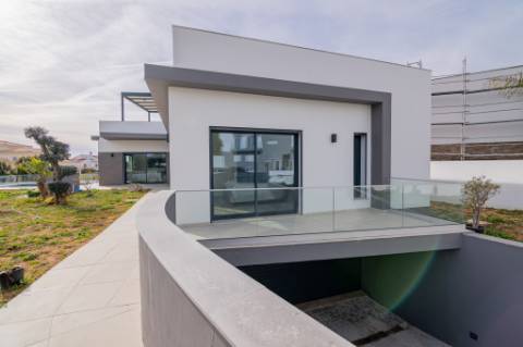 Moradia de luxo contemporânea de 4 quartos com piscina e garagem.