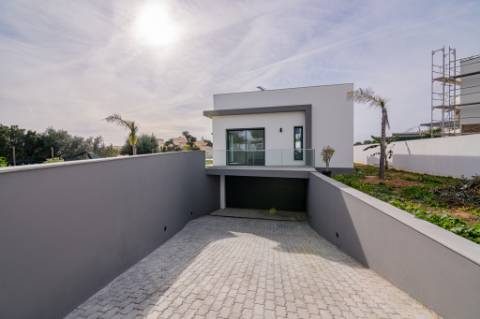 Moradia de luxo contemporânea de 4 quartos com piscina e garagem.