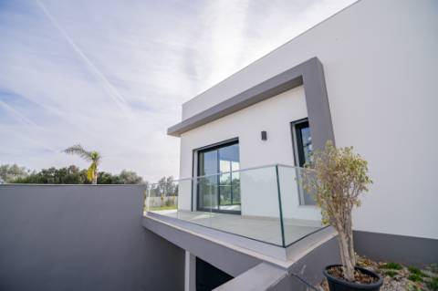 Moradia de luxo contemporânea de 4 quartos com piscina e garagem.