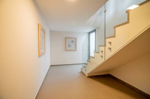 Moradia de luxo contemporânea de 4 quartos com piscina e garagem.