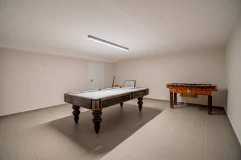 Moradia de luxo contemporânea de 4 quartos com piscina e garagem.