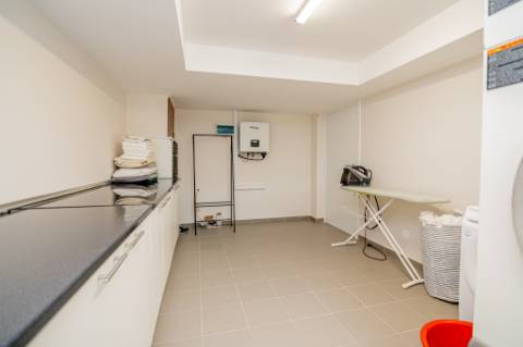 Moradia de luxo contemporânea de 4 quartos com piscina e garagem.