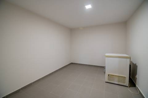 Moradia de luxo contemporânea de 4 quartos com piscina e garagem.
