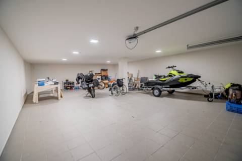 Moradia de luxo contemporânea de 4 quartos com piscina e garagem.