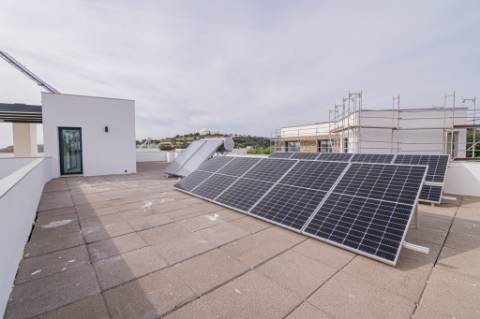 Moradia de luxo contemporânea de 4 quartos com piscina e garagem.