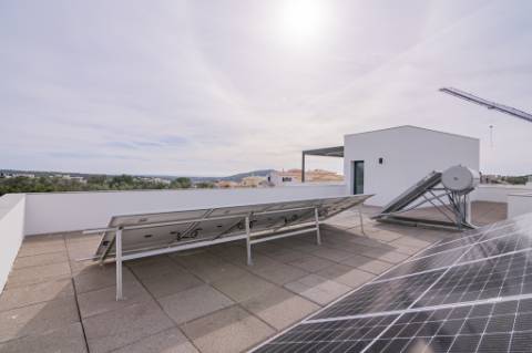 Moradia de luxo contemporânea de 4 quartos com piscina e garagem.