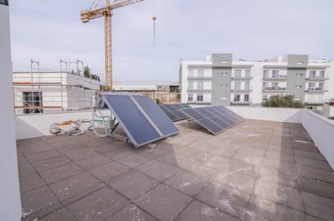 Moradia de luxo contemporânea de 4 quartos com piscina e garagem.