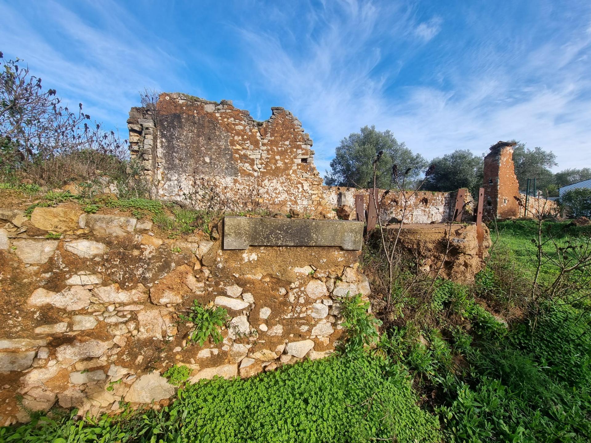 Terreno misto localizado em Poço Novo, a apenas 5 minutos do centro de Loulé, numa zona de grande tranquilidade e fácil acessibilidade.