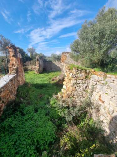 Terreno misto localizado em Poço Novo, a apenas 5 minutos do centro de Loulé, numa zona de grande tranquilidade e fácil acessibilidade.
