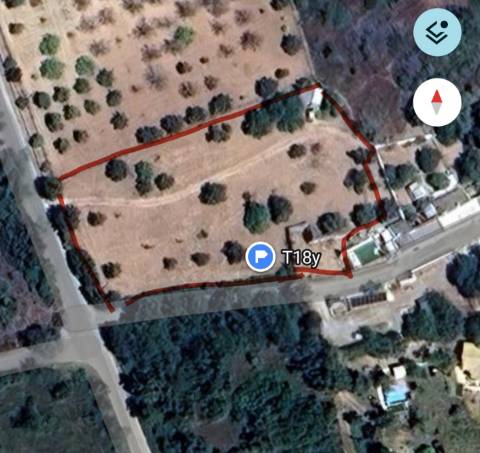 Terreno misto localizado em Poço Novo, a apenas 5 minutos do centro de Loulé, numa zona de grande tranquilidade e fácil acessibilidade.