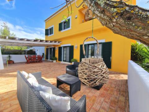 Magnifica propriedade situada a porta da cidade de Tavira em zona urbana.