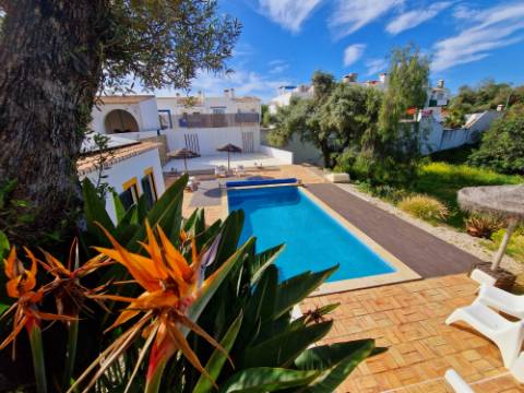 Magnifica propriedade situada a porta da cidade de Tavira em zona urbana.