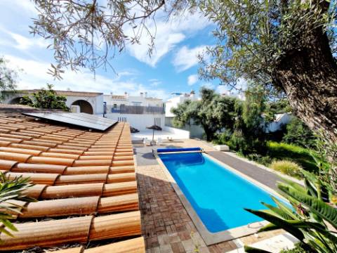 Magnifica propriedade situada a porta da cidade de Tavira em zona urbana.