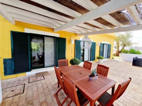 Magnifica propriedade situada a porta da cidade de Tavira em zona urbana.