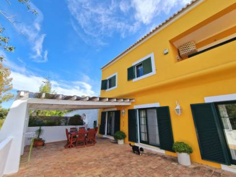 Magnifica propriedade situada a porta da cidade de Tavira em zona urbana.