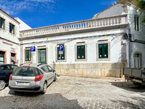 Magnífica moradia geminada para renovar I 287,10 m² I terreno 305 m² I Pátio I 4 quartos I Projeto aprovado I Centro histórico de Estoi