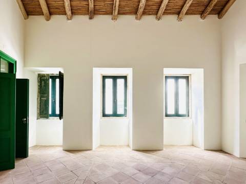 Magnífica moradia geminada para renovar I 287,10 m² I terreno 305 m² I Pátio I 4 quartos I Projeto aprovado I Centro histórico de Estoi