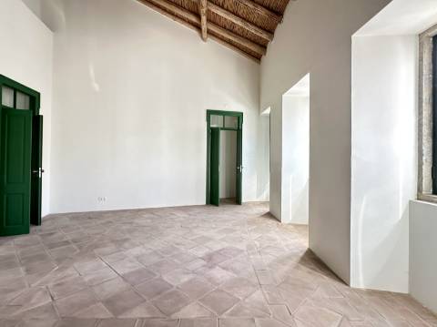 Magnífica moradia geminada para renovar I 287,10 m² I terreno 305 m² I Pátio I 4 quartos I Projeto aprovado I Centro histórico de Estoi