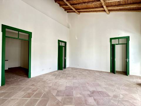 Magnífica moradia geminada para renovar I 287,10 m² I terreno 305 m² I Pátio I 4 quartos I Projeto aprovado I Centro histórico de Estoi