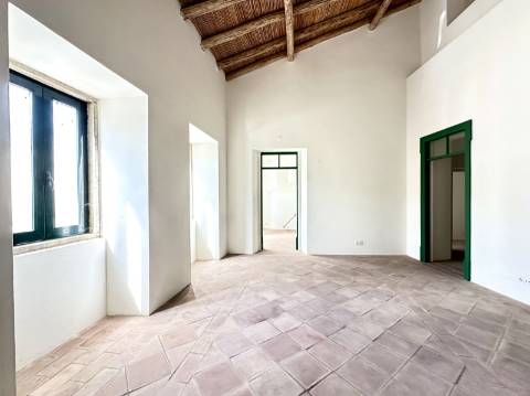 Magnífica moradia geminada para renovar I 287,10 m² I terreno 305 m² I Pátio I 4 quartos I Projeto aprovado I Centro histórico de Estoi