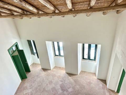 Magnífica moradia geminada para renovar I 287,10 m² I terreno 305 m² I Pátio I 4 quartos I Projeto aprovado I Centro histórico de Estoi