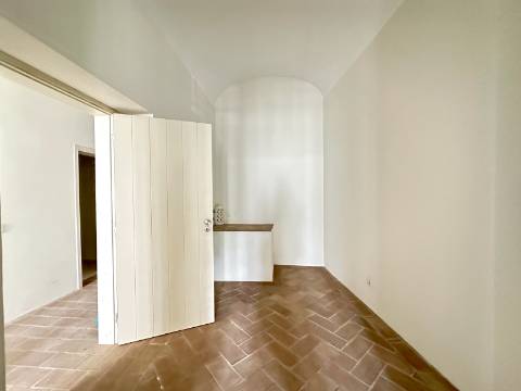 Magnífica moradia geminada para renovar I 287,10 m² I terreno 305 m² I Pátio I 4 quartos I Projeto aprovado I Centro histórico de Estoi