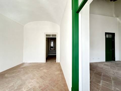 Magnífica moradia geminada para renovar I 287,10 m² I terreno 305 m² I Pátio I 4 quartos I Projeto aprovado I Centro histórico de Estoi