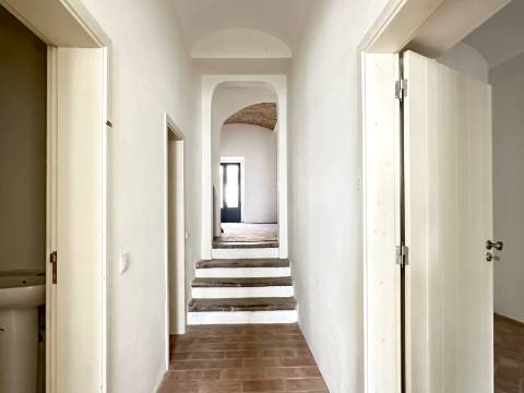 Magnífica moradia geminada para renovar I 287,10 m² I terreno 305 m² I Pátio I 4 quartos I Projeto aprovado I Centro histórico de Estoi