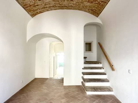 Magnífica moradia geminada para renovar I 287,10 m² I terreno 305 m² I Pátio I 4 quartos I Projeto aprovado I Centro histórico de Estoi