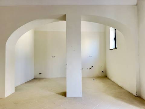 Magnífica moradia geminada para renovar I 287,10 m² I terreno 305 m² I Pátio I 4 quartos I Projeto aprovado I Centro histórico de Estoi