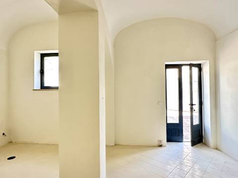 Magnífica moradia geminada para renovar I 287,10 m² I terreno 305 m² I Pátio I 4 quartos I Projeto aprovado I Centro histórico de Estoi