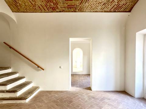 Magnífica moradia geminada para renovar I 287,10 m² I terreno 305 m² I Pátio I 4 quartos I Projeto aprovado I Centro histórico de Estoi