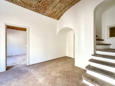 Magnífica moradia geminada para renovar I 287,10 m² I terreno 305 m² I Pátio I 4 quartos I Projeto aprovado I Centro histórico de Estoi