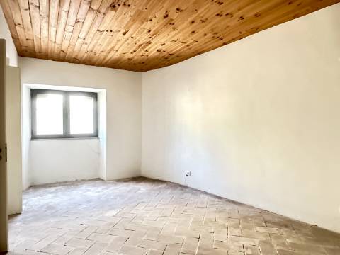 Magnífica moradia geminada para renovar I 287,10 m² I terreno 305 m² I Pátio I 4 quartos I Projeto aprovado I Centro histórico de Estoi