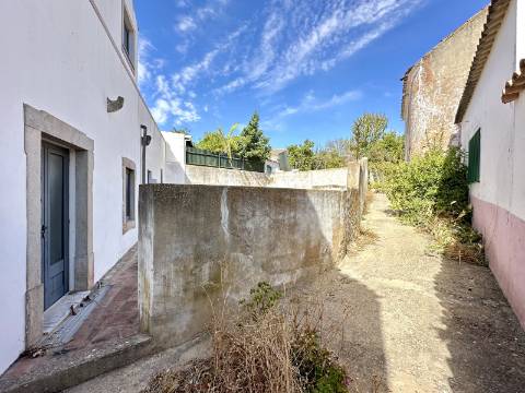 Magnífica moradia geminada para renovar I 287,10 m² I terreno 305 m² I Pátio I 4 quartos I Projeto aprovado I Centro histórico de Estoi