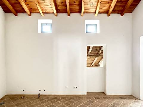 Magnífica moradia geminada para renovar I 287,10 m² I terreno 305 m² I Pátio I 4 quartos I Projeto aprovado I Centro histórico de Estoi