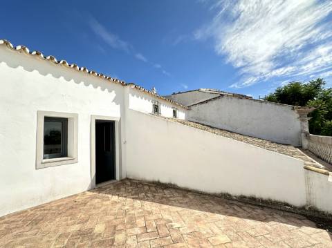 Magnífica moradia geminada para renovar I 287,10 m² I terreno 305 m² I Pátio I 4 quartos I Projeto aprovado I Centro histórico de Estoi