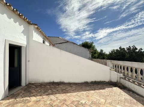 Magnífica moradia geminada para renovar I 287,10 m² I terreno 305 m² I Pátio I 4 quartos I Projeto aprovado I Centro histórico de Estoi