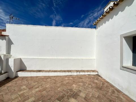 Magnífica moradia geminada para renovar I 287,10 m² I terreno 305 m² I Pátio I 4 quartos I Projeto aprovado I Centro histórico de Estoi