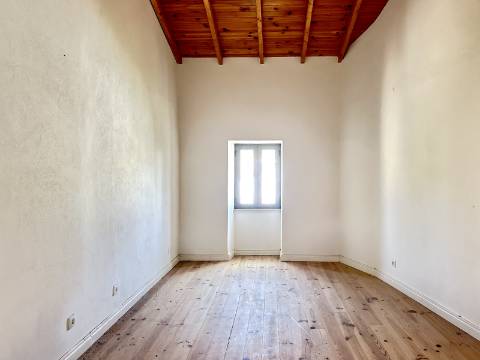 Magnífica moradia geminada para renovar I 287,10 m² I terreno 305 m² I Pátio I 4 quartos I Projeto aprovado I Centro histórico de Estoi